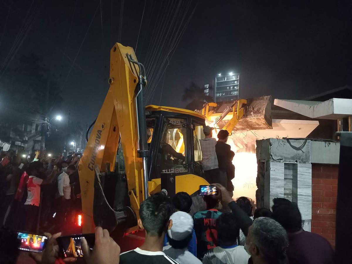 খুলনায় বুলডোজার দিয়ে গুঁড়িয়ে দেওয়া হচ্ছে শেখ বাড়ি। আজ বুধবার রাত নয়টার দিকে নগরের ময়লাপোতা এলাকায়