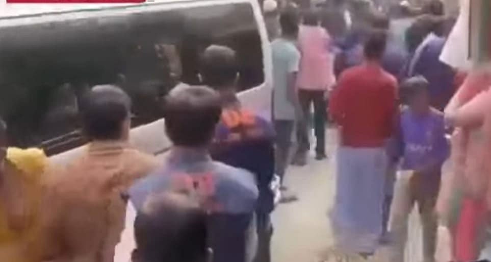 চট্টগ্রামের হাটহাজারীতে ইউপি চেয়ারম্যানকে গ্রেপ্তার করতে গিয়ে জনতার বাঁধার মুখে পড়ে পুলিশ