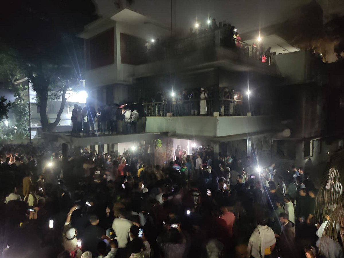 রাজধানীর ধানমন্ডি ৩২ নম্বরে শেখ মুজিবুর রহমান স্মৃতি জাদুঘরে বিক্ষোভ ও ভাঙচুর চলছে। আজ বুধবার রাতে