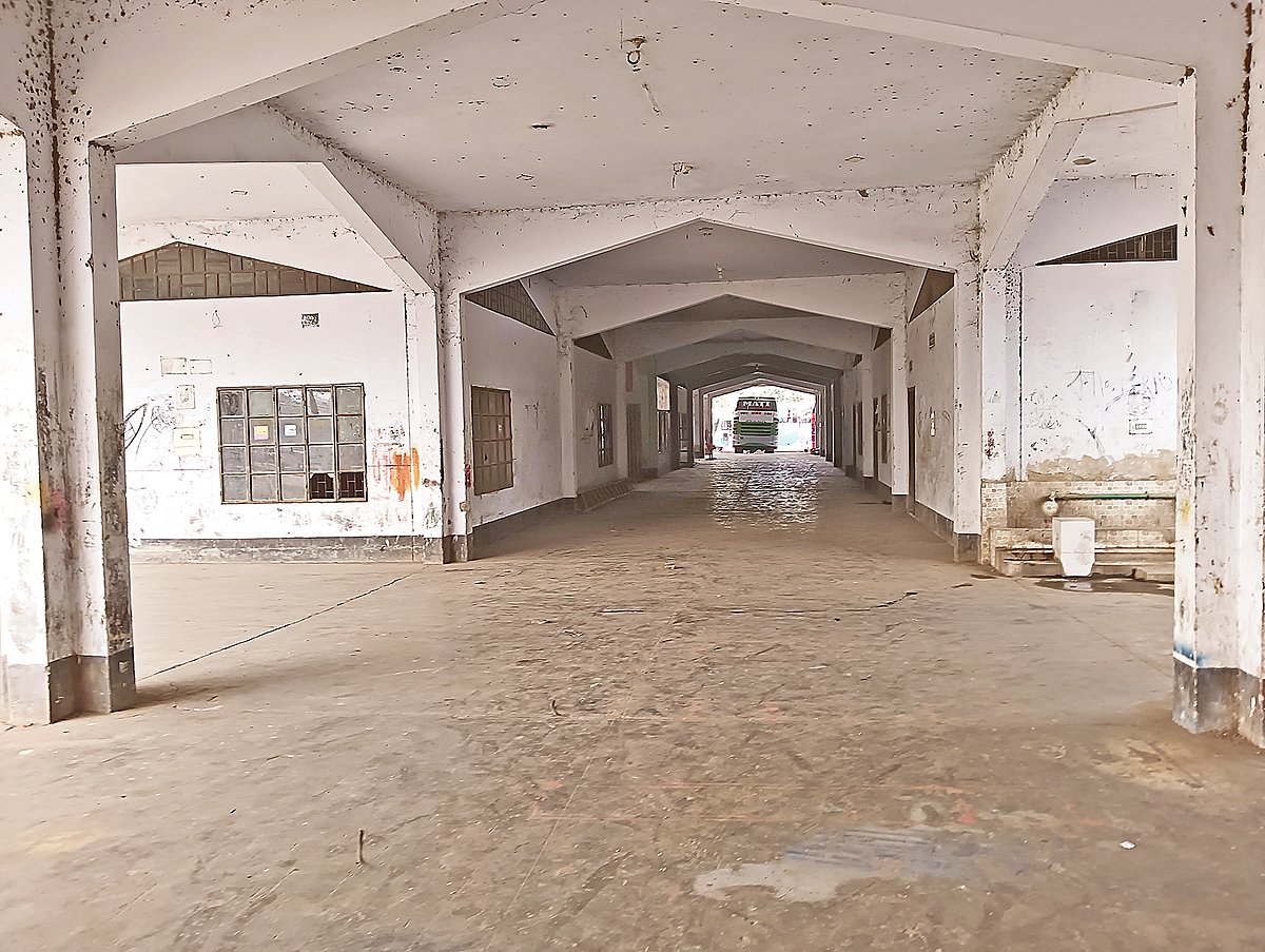 রক্ষণাবেক্ষণের অভাবে নষ্ট হচ্ছে রাজবাড়ী কেন্দ্রীয় বাস টার্মিনাল ভবন