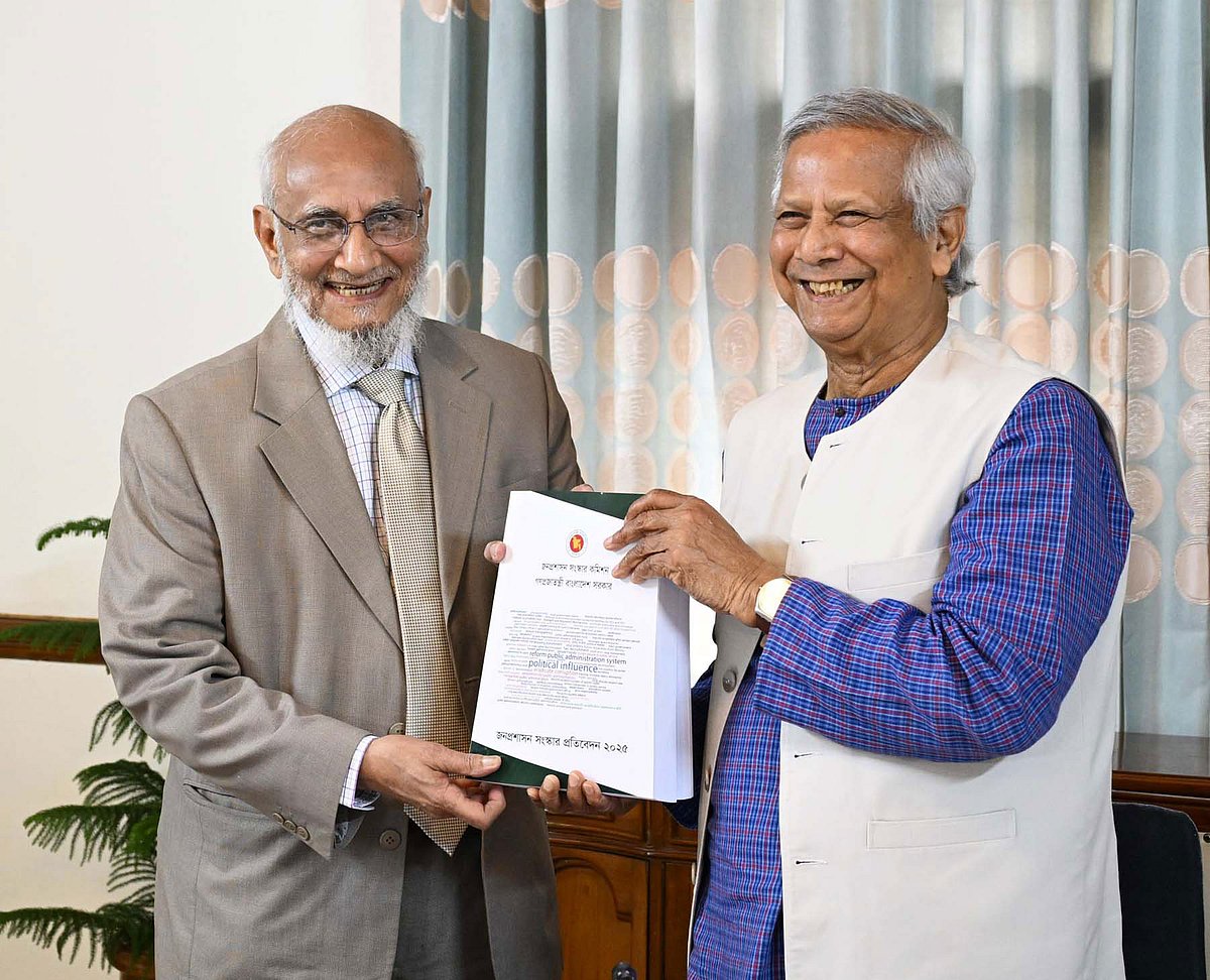 জনপ্রশাসন সংস্কার কমিশনের প্রধান আবদুল মুয়ীদ চৌধুরী আজ বুধবার দুপুরে রাষ্ট্রীয় অতিথি ভবন যমুনায় অন্তর্বর্তী সরকারের প্রধান উপদেষ্টা অধ্যাপক মুহাম্মদ ইউনূসের কাছে সংস্কার কমিশনের প্রতিবেদন তুলে দেন