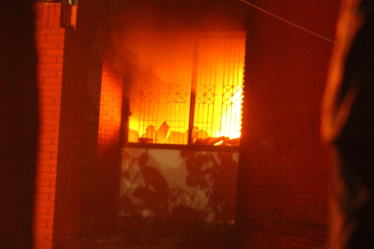 আওয়ামী লীগের উপদেষ্টা পরিষদের সদস্য ও ভোলা-১ আসনের সাবেক সংসদ সদস্য তোফায়েল আহমেদের বাসভবনে আগুন দেওয়া হয়েছে।