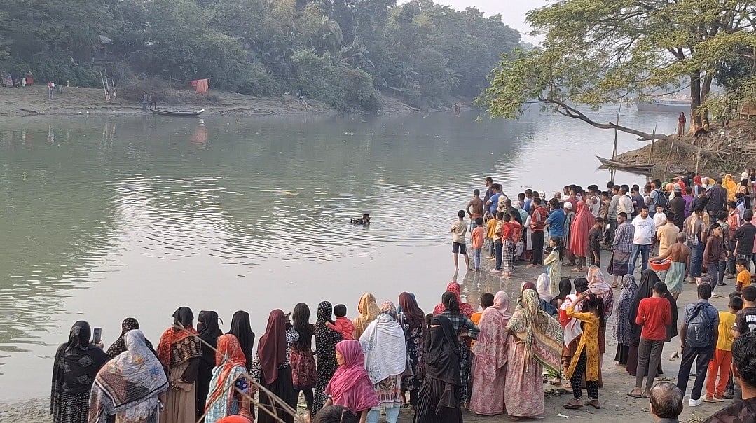 মাদারীপুরে কুমার নদে গোসল করতে নেমে দুই শিশু নিখোঁজের খবরে নদের দুই পাড়ে ভিড় করে উৎসুক জনতা। বুধবার বিকেলে শহরের তরমুগরিয়া হাইক্কারমার ঘাট এলাকায়