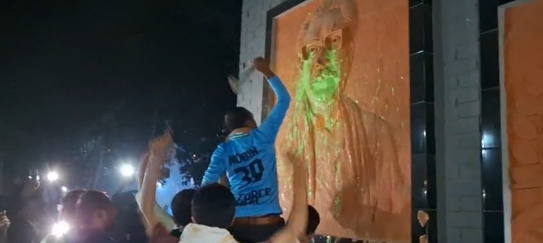 জাহাঙ্গীরনগর বিশ্ববিদ্যালয়ে শেখ মুজিবুর রহমান ও শেখ হাসিনার ম্যুরাল ভেঙেছেন একদল শিক্ষার্থী