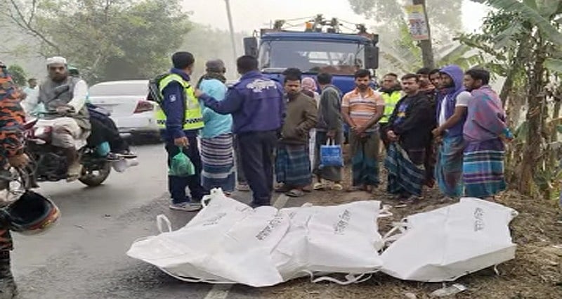 সড়ক দুর্ঘটনার পর তিনজনের লাশ উদ্ধার করেছে পুলিশ। আজ বুধবার সকালে গাজীপুরে কালীগঞ্জ উপজেলার নোয়াপাড়া মৈশাইর এলাকায়