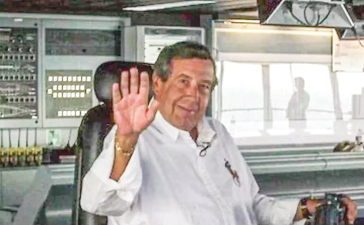 প্রমোদজাহাজ রয়্যাল ক্যারিবিয়ানের ভেতর বসে আছেন মারিও সালসেদো