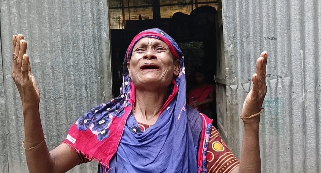 গত জুলাইয়ে ছাত্র-জনতার অভ্যুত্থানে নিহত সন্তান আরিফ হোসেন ওরফে রাজিবের কথা বলতে গিয়ে কান্নায় ভেঙে পড়েন মা রহিমা বেগম। আহাজারি করে ছেলে হত্যার বিচার চান। গত সোমবার চাঁদপুরের মতলব উত্তর উপজেলার টরকী এওয়াজ গ্রামে