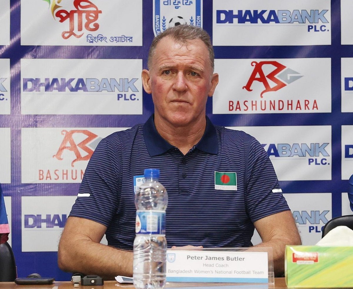 বাংলাদেশ জাতীয় নারী ফুটবল দলের কোচ পিটার বাটলার।