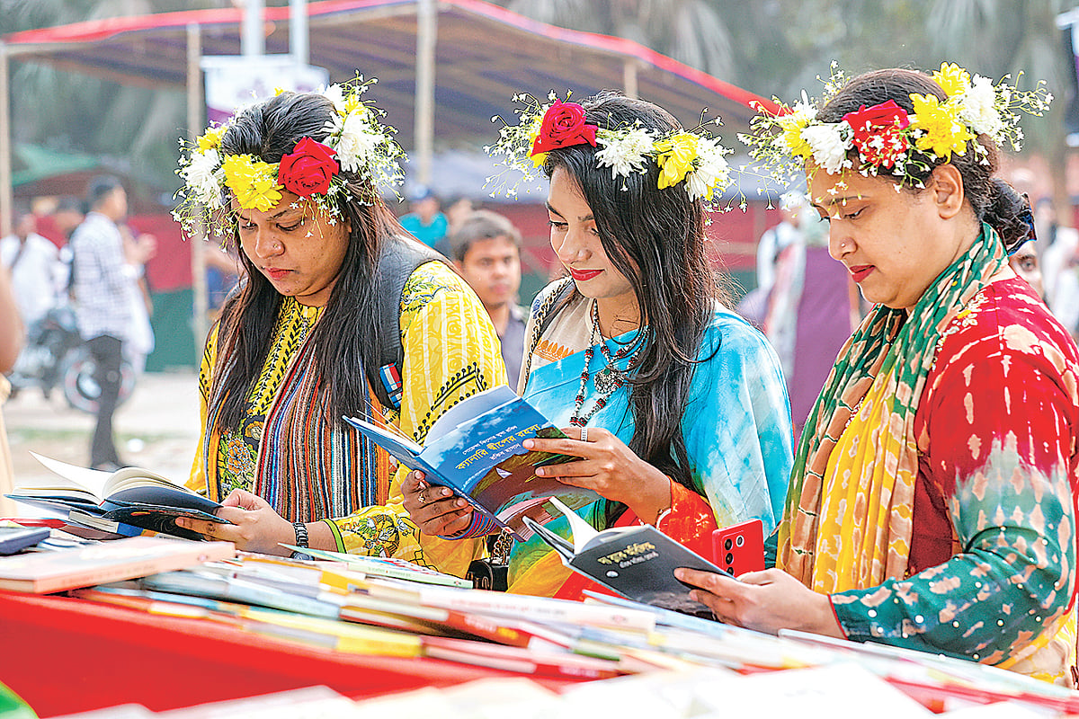 অমর একুশে বইমেলায় একটি স্টলে বই দেখছেন বইপ্রেমীরা। গতকাল বিকেলে রাজধানীর সোহরাওয়ার্দী উদ্যানে