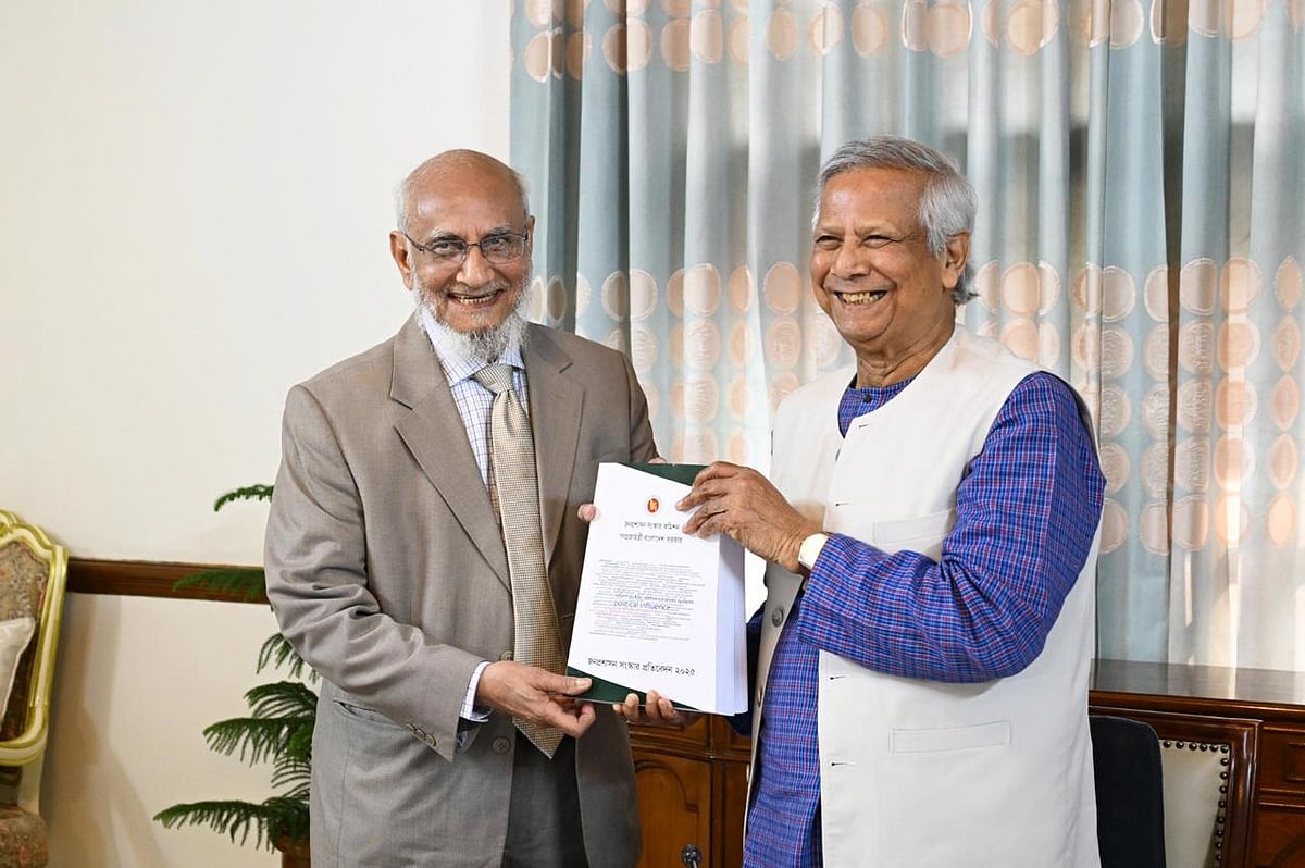 প্রধান উপদেষ্টা অধ্যাপক মুহাম্মদ ইউনূসের কাছে প্রতিবেদন জমা দিচ্ছেন জনপ্রশাসন সংস্কার কমিশনের প্রধান আবদুল মুয়ীদ চৌধুরী। আজ বুধবার রাষ্ট্রীয় অতিথি ভবন যমুনায়