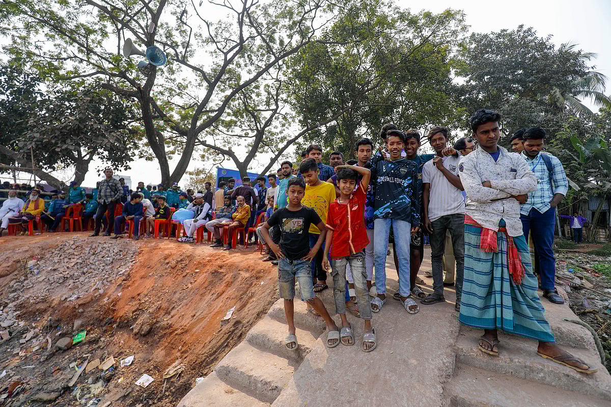 নৌকাবাইচ দেখতে খুলনার রূপসা নদীর দুই পাড়ে ভিড় করেছে মানুষ। আজ বুধবার সকালে