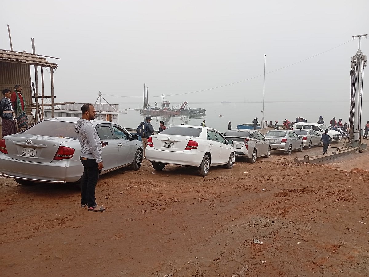 ঘন কুয়াশায় পাঁচ ঘণ্টা বন্ধের পর আজ বুধবার সকাল পৌনে ৮টা থেকে দৌলতদিয়া-পাটুরিয়া নৌপথে ফেরি চলাচল শুরু হয়েছে। সকালে দৌলতদিয়া ফেরি ঘাটে