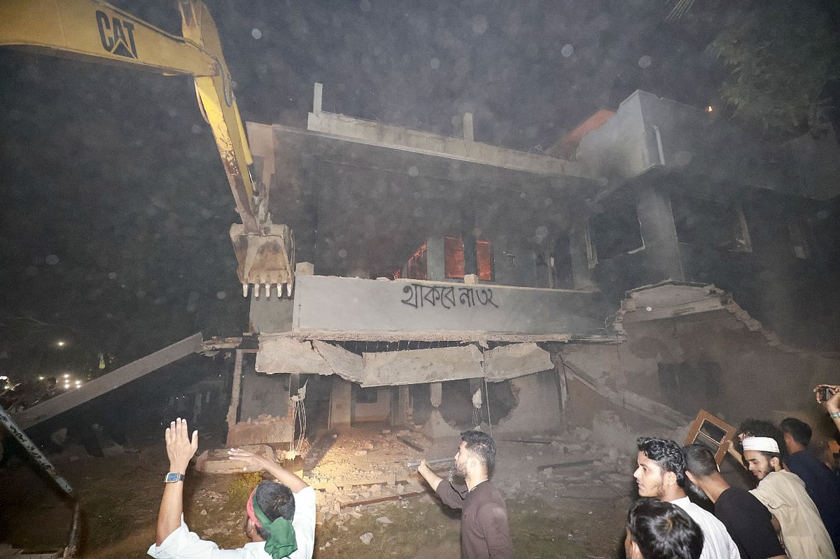 রাজধানীর ধানমন্ডি ৩২ নম্বরে বাড়িতে ছাত্র–জনতার বিক্ষোভ ও ভাঙচুরের এক পর্যায়ে আগুন ধরিয়ে দেওয়া হয়। পরে সেখানে ক্রেন আনা হয়। বুধবার রাতে