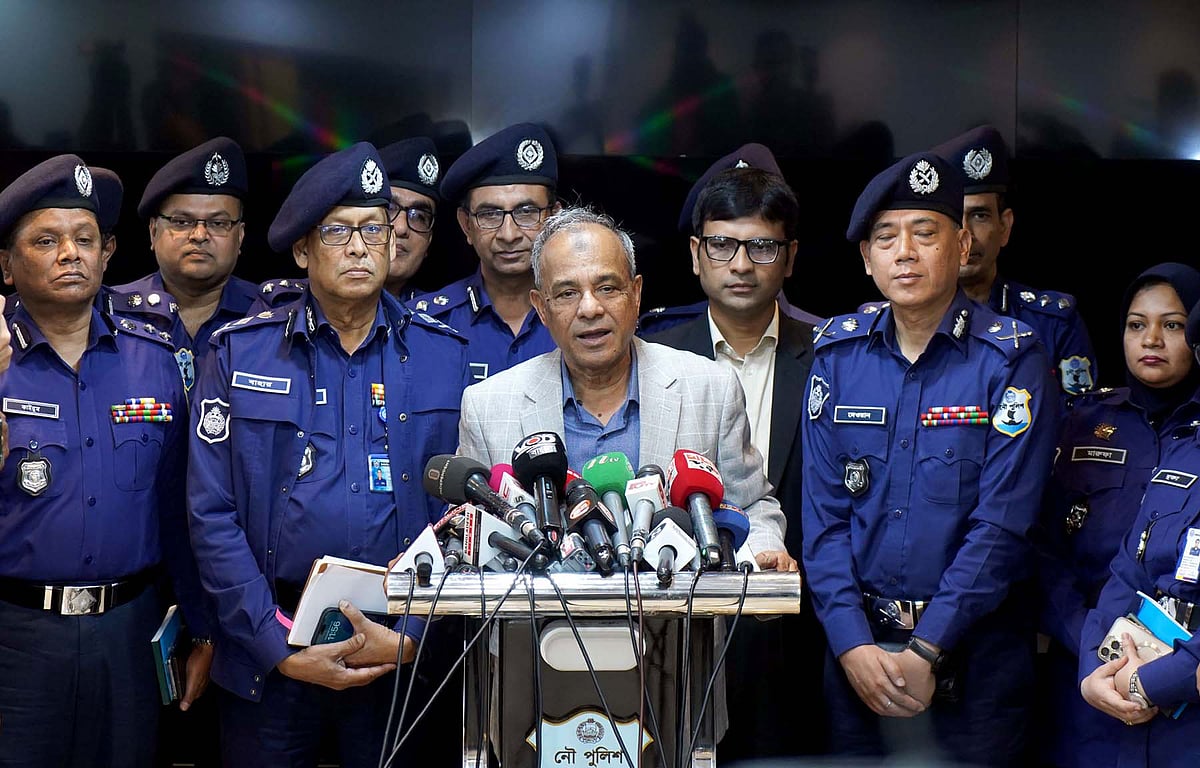 সাংবাদিকদের সঙ্গে কথা বলছেন স্বরাষ্ট্র উপদেষ্টা লেফটেন্যান্ট জেনারেল (অব.) মো. জাহাঙ্গীর আলম চৌধুরী। রাজধানীর গুলশানে পুলিশ প্লাজা কনকর্ডের নৌ পুলিশ সদর দপ্তরে। ৫ ফেব্রুয়ারি ২০২৫