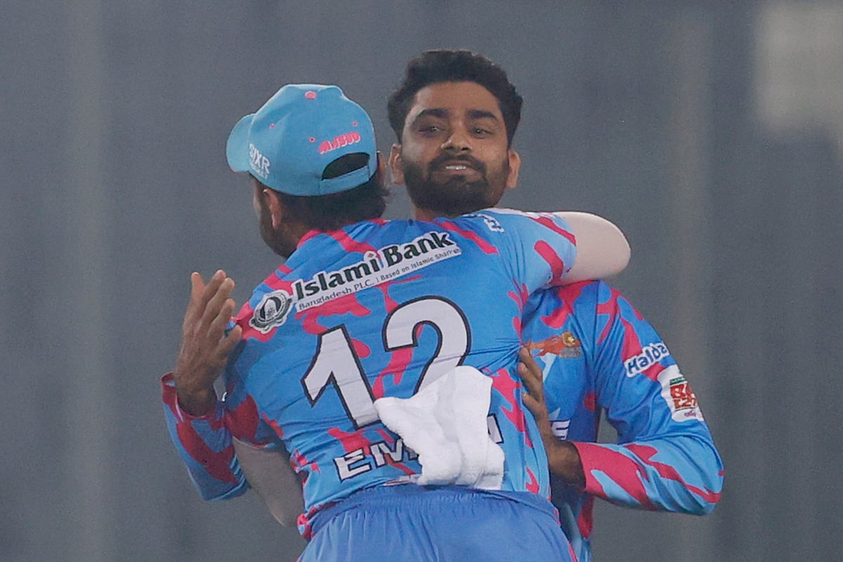 সতীর্থ পারভেজ হোসেনের উচ্ছ্বাস শেষ বলে ম্যাচ জেতানো আলিস ইল ইসলামকে নিয়ে।