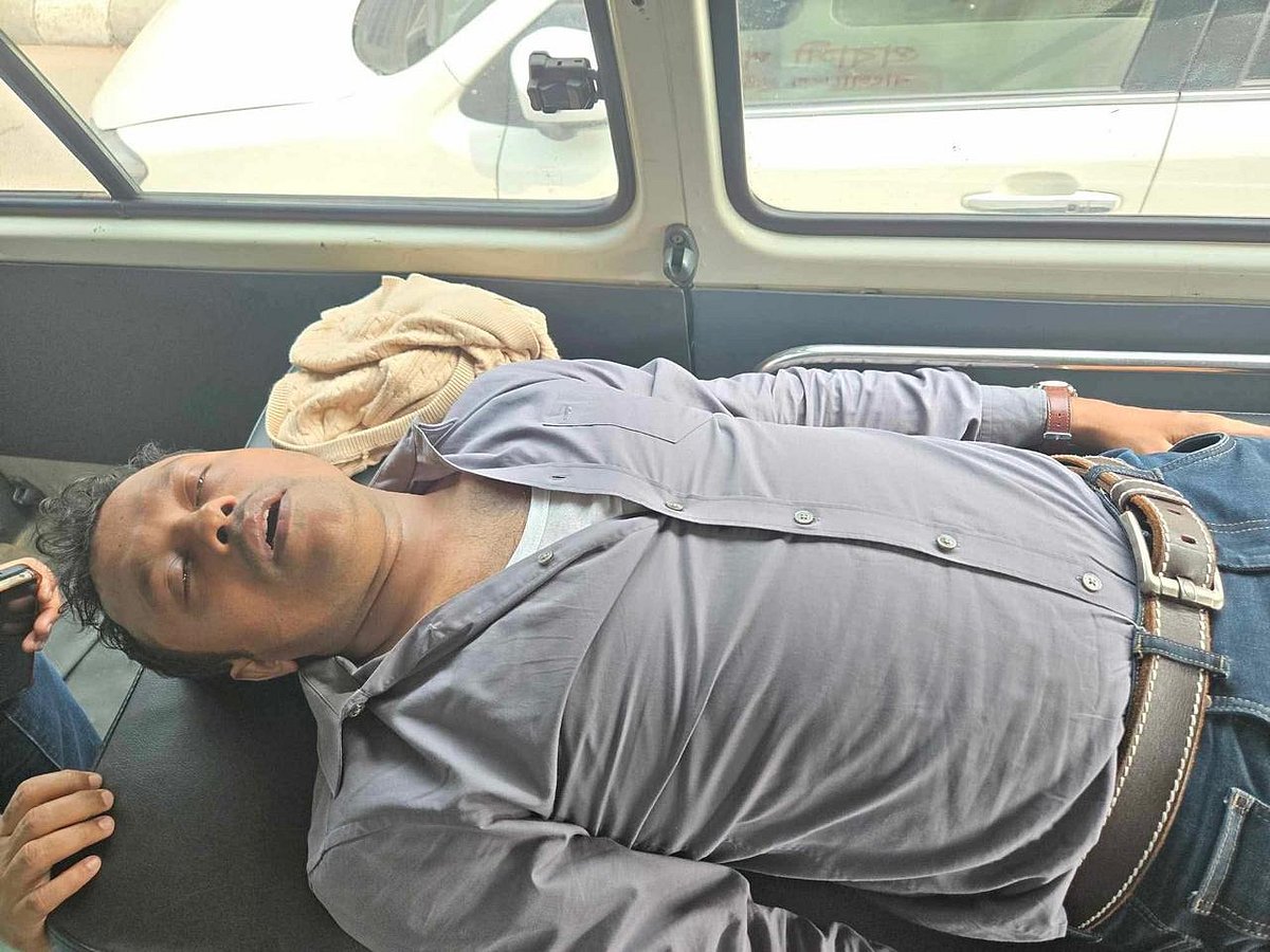 সুপ্রিম কোর্ট প্রাঙ্গণে হামলার শিকার হন বেসরকারি টিভি চ্যানেল এটিএন নিউজের জ্যেষ্ঠ প্রতিবেদক জাবেদ আখতার