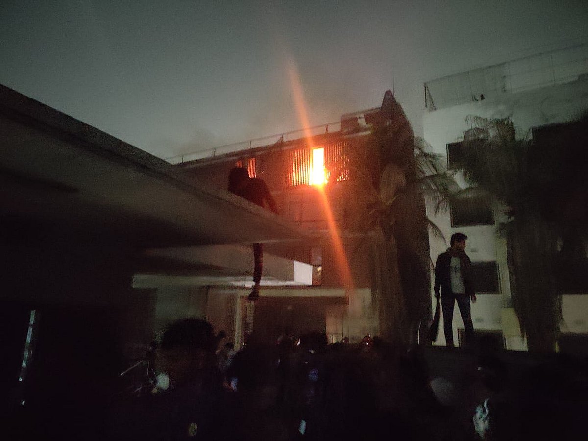 ধানমন্ডি ৩২ নম্বরে শেখ মুজিবুর রহমানের বাড়িতে ভাঙচুর চলার মধ্যে আগুন দেওয়া হয়েছে। আজ বুধবার রাতের চিত্র