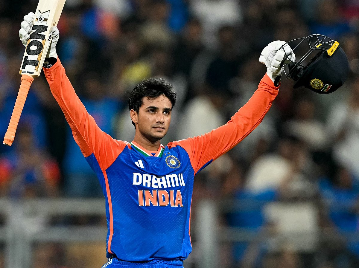 ইংল্যান্ডের বিপক্ষে পঞ্চম টি–টোয়েন্টিতে সেঞ্চুরির পর ভারতের ওপেনার অভিষেক শর্মা