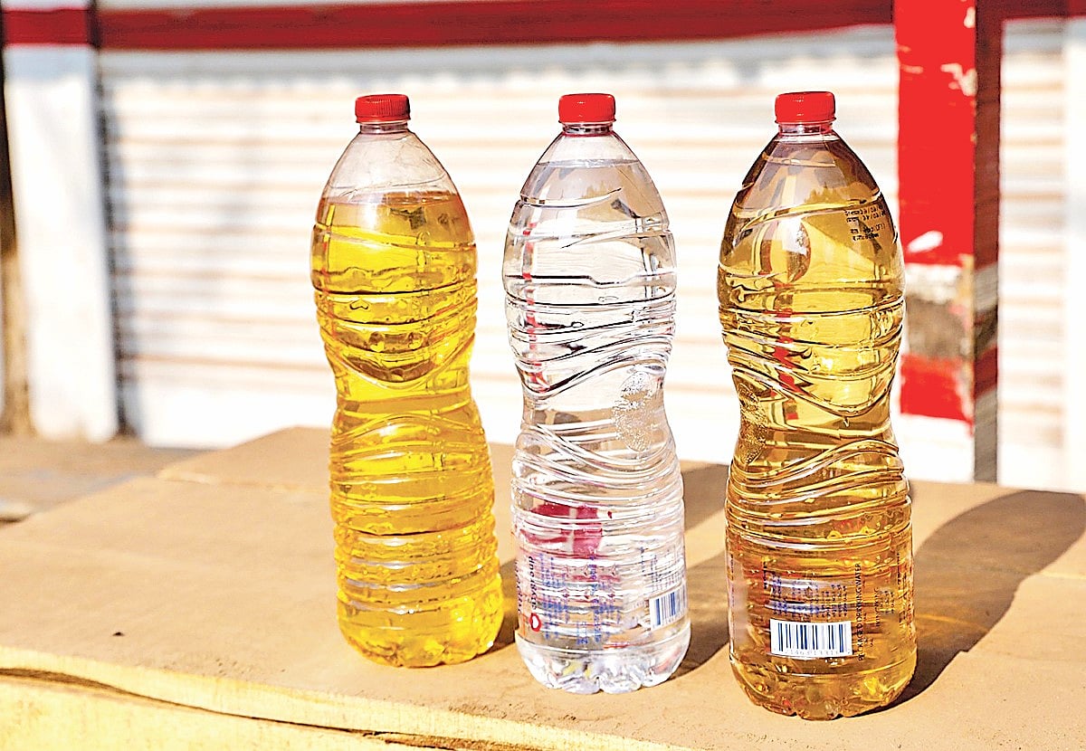 (বাঁ থেকে) পেট্রল, বোতলজাত পানি ও কলাপাড়ার গভীর নলকূপের পানি