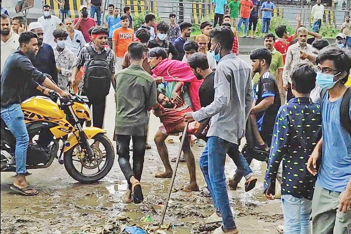 সাভারের ল্যাব জোন হাসপাতালের সামনে চোরাগোপ্তা হামলায় গুলিবিদ্ধ একজনকে উদ্ধার করে নেওয়ার দৃশ্য