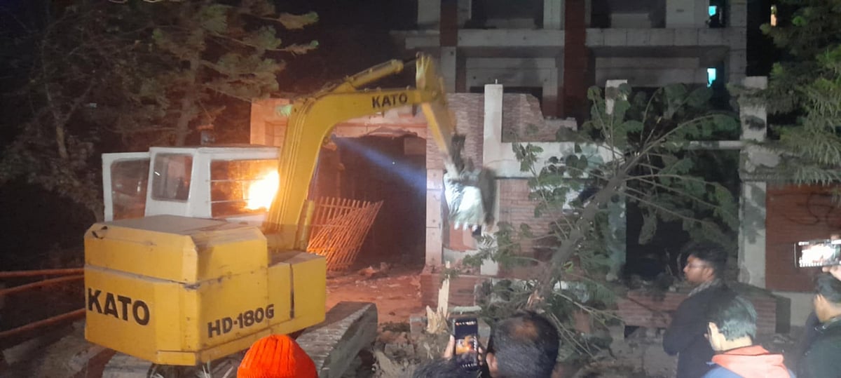 আজ বুধবার রাতে কুষ্টিয়া শহরের পিটিআই সড়কের আওয়ামী লীগের যুগ্ম সাধারণ সম্পাদক মাহবুব উল আলম হানিফের বাড়ি গুঁড়িয়ে দেয় ছাত্র-জনতা