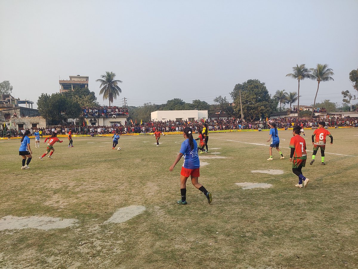 নারী ফুটবলাররা যখন মাঠে নামেন, তখন দর্শকেরা করতালি দিয়ে তাঁদের স্বাগত জানান। খেলায় স্বাগতিক জয়পুরহাট নারী ফুটবল দল এক গোলে জয়ী হয়। বুধবার বিকেলে জয়পুরহাটের আক্কেলপুরের তিলকপুর উচ্চবিদ্যালয় মাঠে
