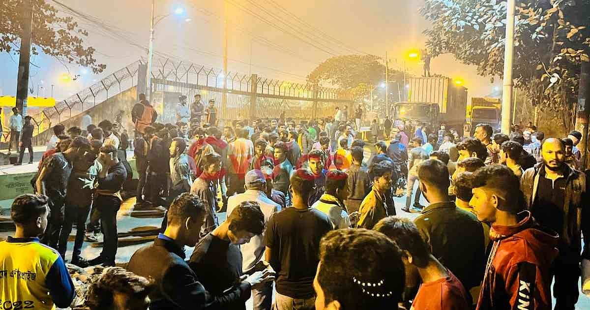 ডিসি পার্কে সংঘর্ষের জেরে নগরের সল্টগোলা ক্রসিং এলাকায় সড়ক অবরোধ করেন ট্রাক ও লরির চালকেরা। গতকাল রাত ১২টার দিকে