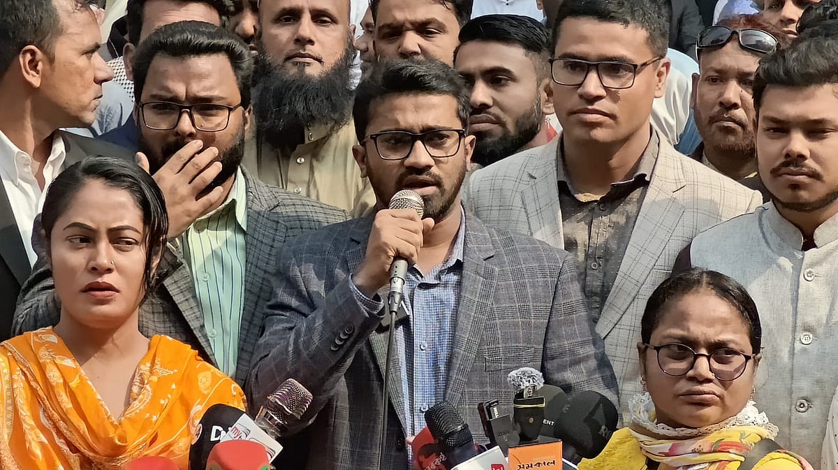 বিক্ষোভ সমাবেশে বক্তৃতা করছেন গণ অধিকার পরিষদের সাধারণ সম্পাদক মো. রাশেদ খাঁন। আজ বুধবার দুপুরে রাজধানীর পল্টনে গণ অধিকার পরিষদের কেন্দ্রীয় কার্যালয়ের সামনে