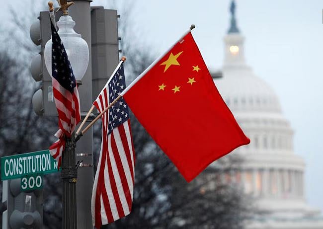 ওয়াশিংটন ডিসির ক্যাপিটল ভবনসংলগ্ন এলাকায় যুক্তরাষ্ট্র ও চীনের পতাকা