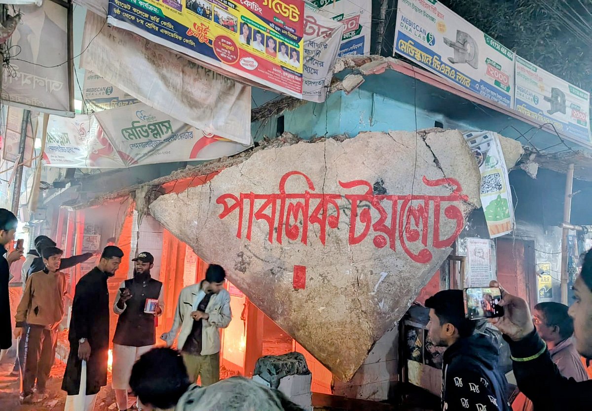 কিশোরগঞ্জ জেলা আওয়ামী লীগ কার্যালয়ে আগুন দেওয়ার পর একটি ভাঙা দেয়ালে ‘পাবলিক টয়লেট’ লিখে দেয় বিক্ষুব্ধ ছাত্র-জনতা। গতকাল রাতে সদর উপজেলার স্টেশন রোড এলাকায়