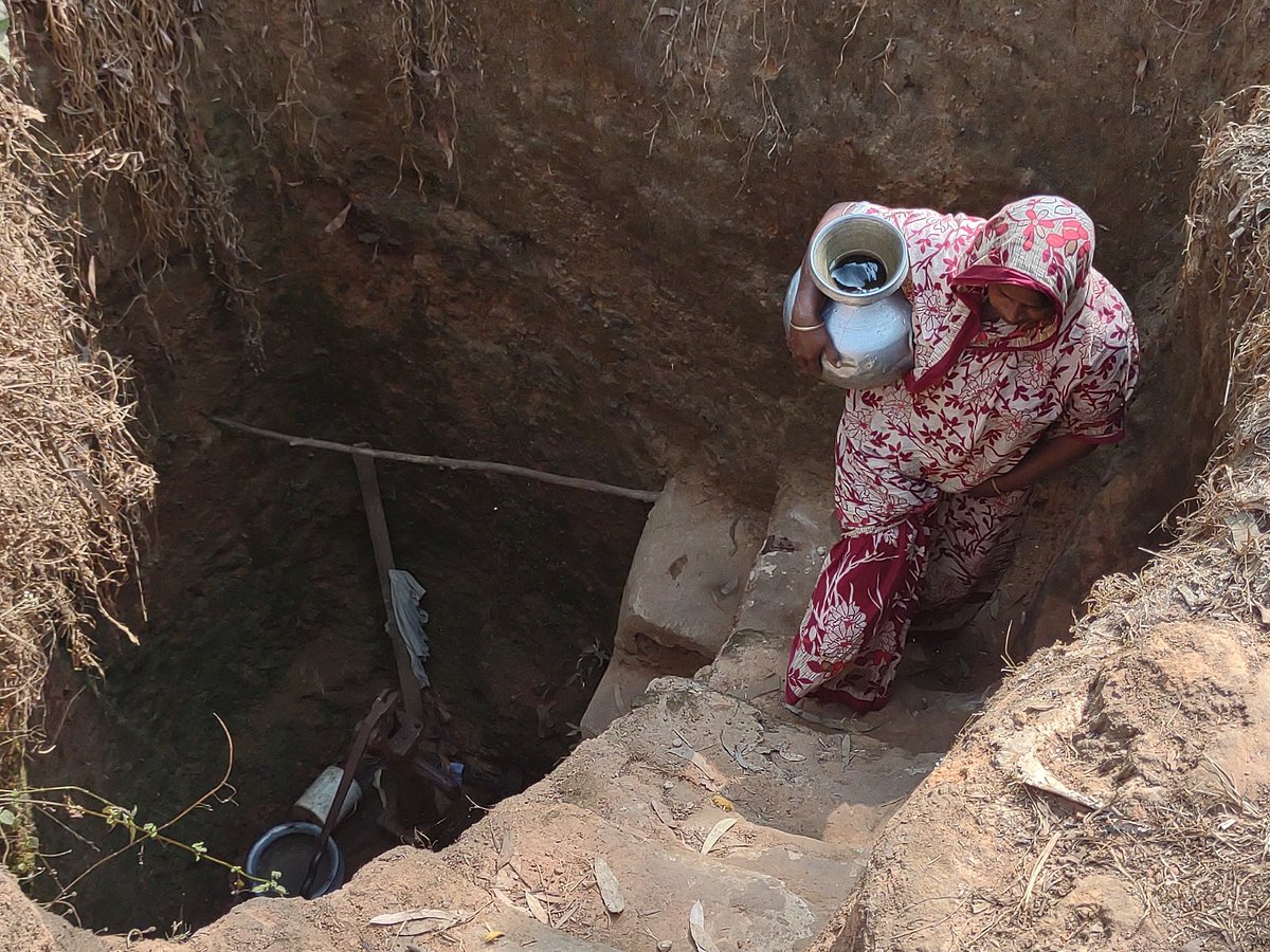 পানির জন্য পাড়ার মাঝখানে গভীর কূপ করে সেখানে স্থাপন করা হয়েছে চাপা কল। অন্তত ৩০ ফুট গভীর থেকে সিঁড়ি বেয়ে পানি নিয়ে উঠেছেন এক নারী। চট্টগ্রামের মিরসরাইয়ের আজিজ নগর এলাকা থেকে তোলা