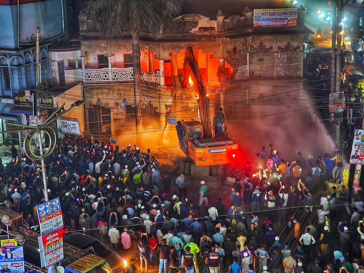 নারায়ণগঞ্জ শহরের চাষাঢ়ায় আওয়ামী লীগের সাবেক সংসদ সদস্য শামীম ওসমানের দাদার বাড়ি বায়তুল আমানে ভাঙচুর ও আগুন দেন বিক্ষুব্ধ জনতা। বৃহস্পতিবার সন্ধ্যা সাড়ে সাতটায়