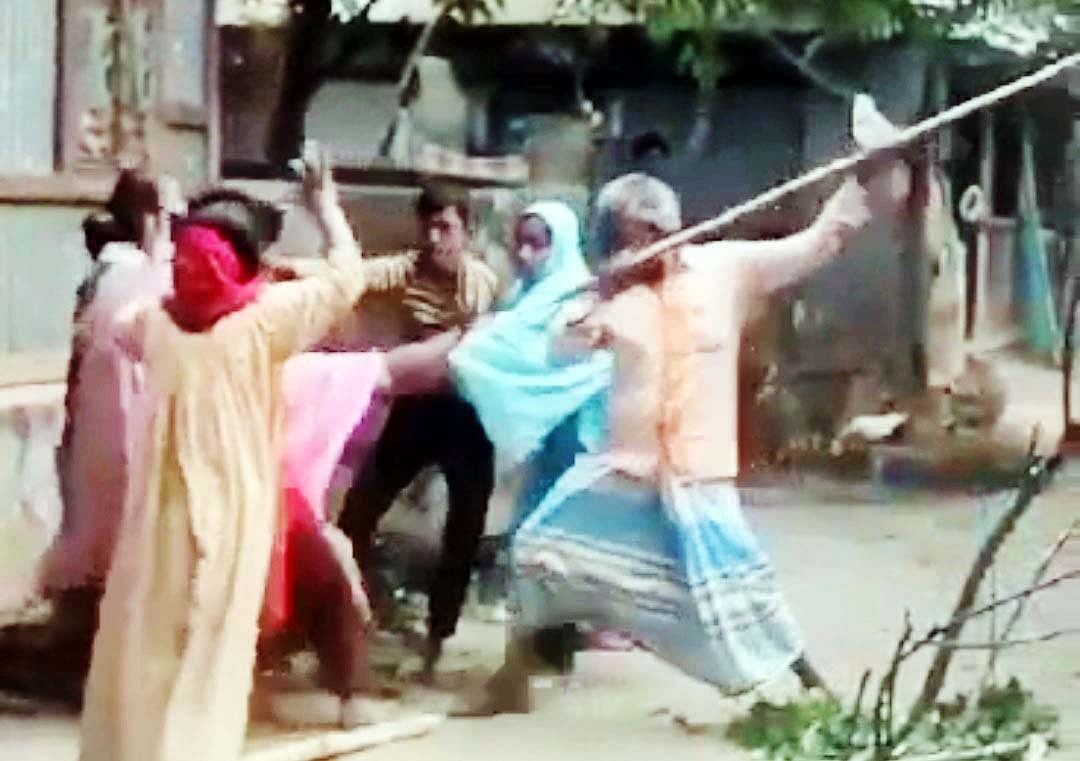 কুমিল্লার মুরাদনগর উপজেলার হীরারকান্দা গ্রামে গত মঙ্গলবার বিকেলে দুই নারী টেঁটাবিদ্ধ হন