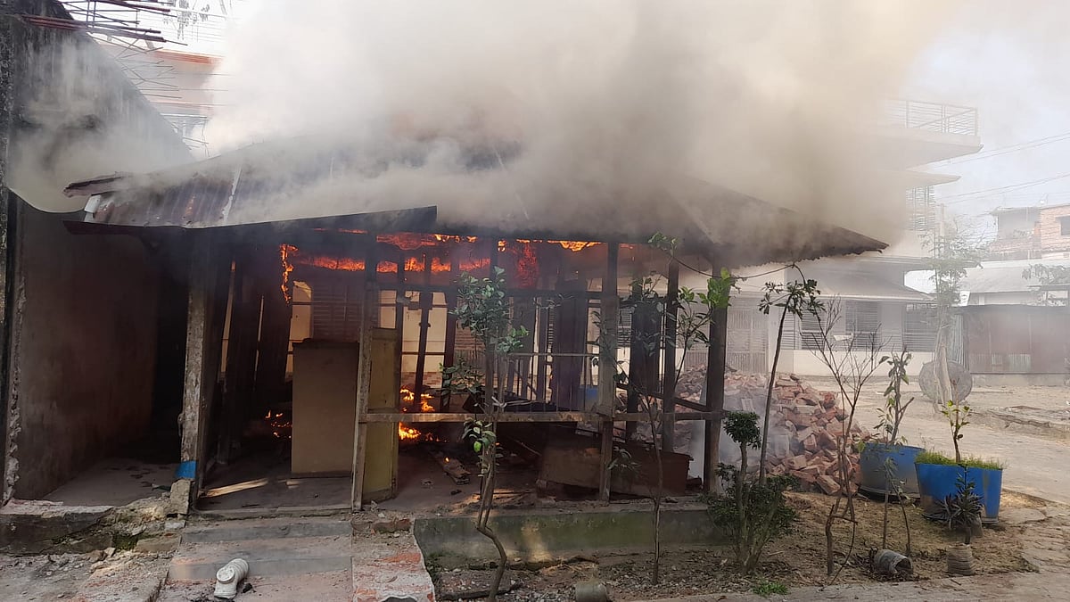 আগুন জ্বলছে সাবেক মন্ত্রী ও আওয়ামী লীগের সাধারণ সম্পাদক ওবায়দুল কাদেরের গ্রামের বাড়ির একটি ঘরে। আজ দুপুরে নোয়াখালীর কোম্পানীগঞ্জে