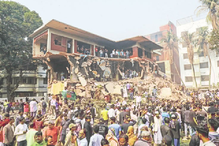 রাজধানীর ধানমন্ডি ৩২ নম্বরে শেখ মুজিবুর রহমানের বাড়িটি ভেঙে দেওয়া হয়েছে। গত বুধবার রাতে বাড়িটির সামনে জড়ো হন বিক্ষুব্ধ জনতা। তাঁরা ভাঙচুর শুরু করেন এবং আগুন দেন। গতকালও বাড়িটিতে ভাঙচুর চলে। গতকাল দুপুর সাড়ে ১২টায়