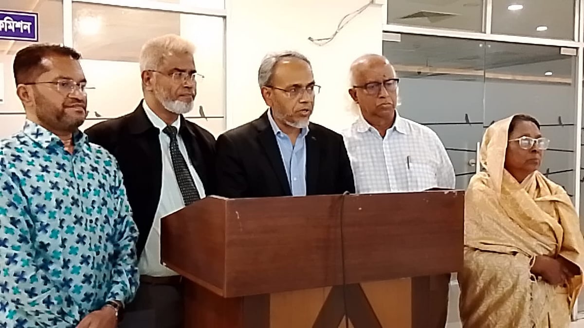 লিখিত প্রস্তাবগুলো হস্তান্তরের পর বিএনপির স্বাস্থ্যবিষয়ক সম্পাদক রফিকুল ইসলাম সাংবাদিকদের সঙ্গে কথা বলেন