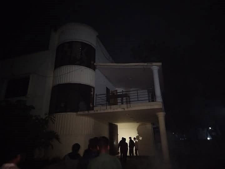 নোয়াখালীর বেগমগঞ্জ উপজেলার চৌমুহনী পৌরসভার আলীপুর এলাকায় সাবেক সেনাপ্রধান মঈন উ আহমেদের গ্রামের বাড়িতে তাঁর ছোট ভাইয়ের বাসভবনে হামলা-ভাঙচুর চালানো হয়। আজ রাতে