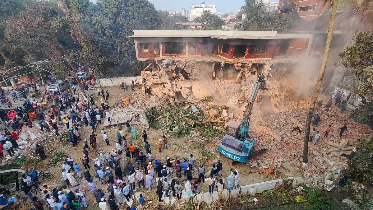 আজ বৃহস্পতিবার বেলা ১১টার দিকে দেখা যায়, ধানমন্ডি ৩২ নম্বরের বাড়িটির অনেক অংশই গুঁড়িয়ে দেওয়া হয়েছে