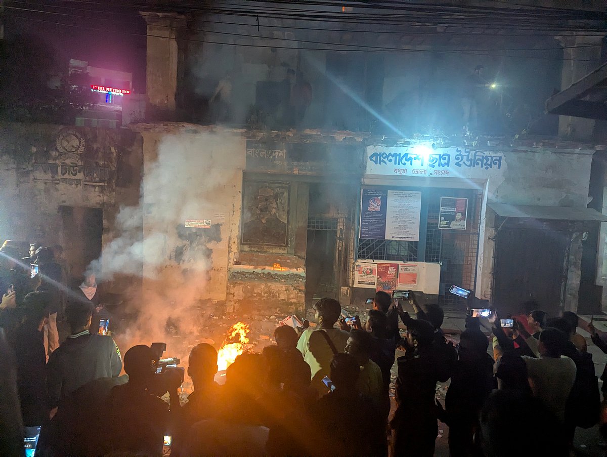 একদল বিক্ষুব্ধ ছাত্র-জনতা বগুড়া জেলা আওয়ামী লীগের দলীয় কার্যালয়ে হামলা, ভাঙচুর ও অগ্নিসংযোগ করে। শহরের সাতমাথা টেম্পল সড়কে