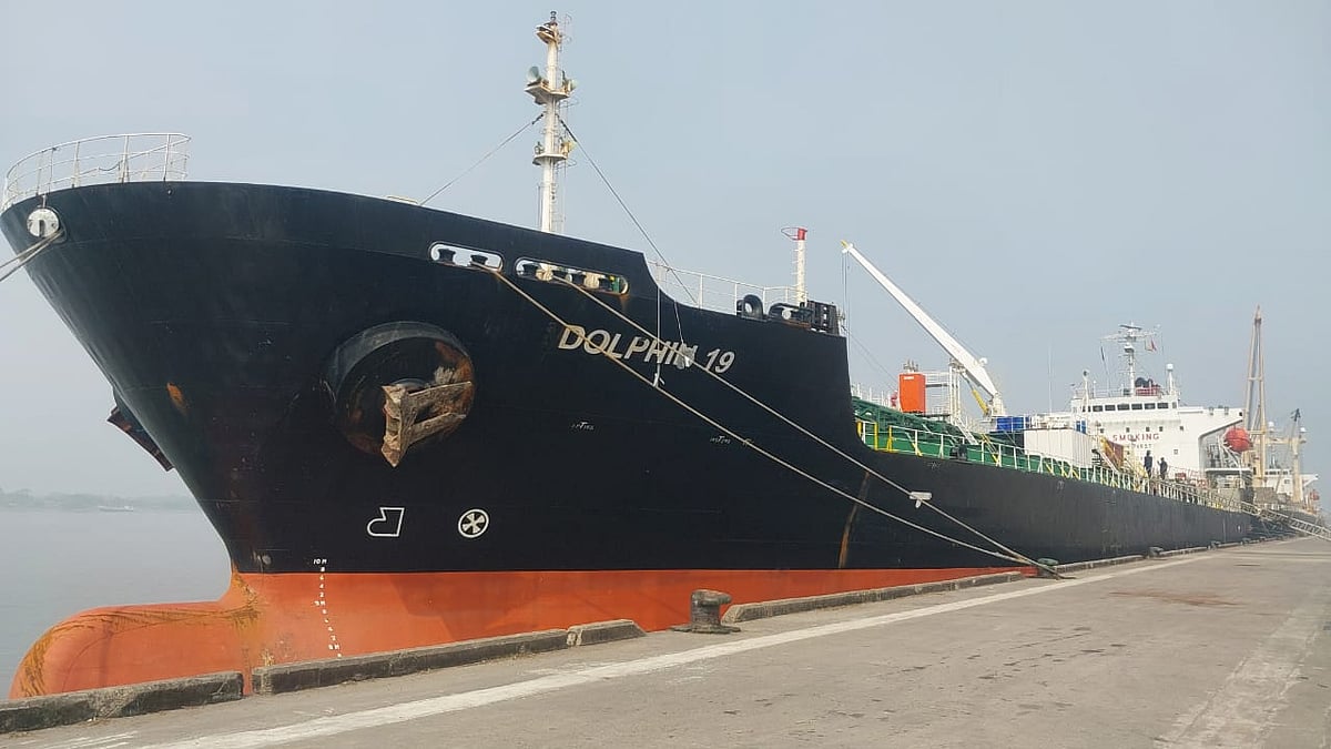 মোংলা বন্দরের ৮ নম্বর জেটিতে নোঙর করা পাকিস্তানী পণ্যবাহী জাহাজ। আজ বৃহস্পতিবার দুপুরে