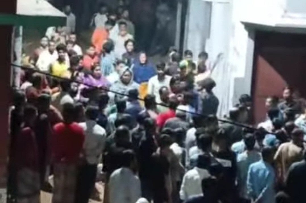 সাবেক প্রতিমন্ত্রী জাহিদ আহসান ও তাঁর চাচা গাজীপুর মহানগর আওয়ামী লীগের যুগ্ম সাধারণ সম্পাদক মতিউর রহমানের বাড়িতে হামলা, ভাঙচুর চালান স্থানীয় ছাত্র-জনতা। আজ বৃহস্পতিবার সন্ধ্যা সাড়ে ৭টার দিকে তোলা