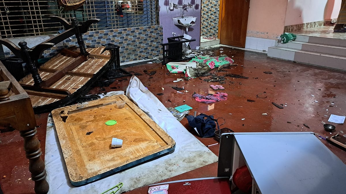 ওই বাড়িতে ভাঙচুরের পরের অবস্থা। আজ বৃহস্পতিবার সকালে রাজশাহীর পুঠিয়া উপজেলার ভাঁড়রা গ্রামে