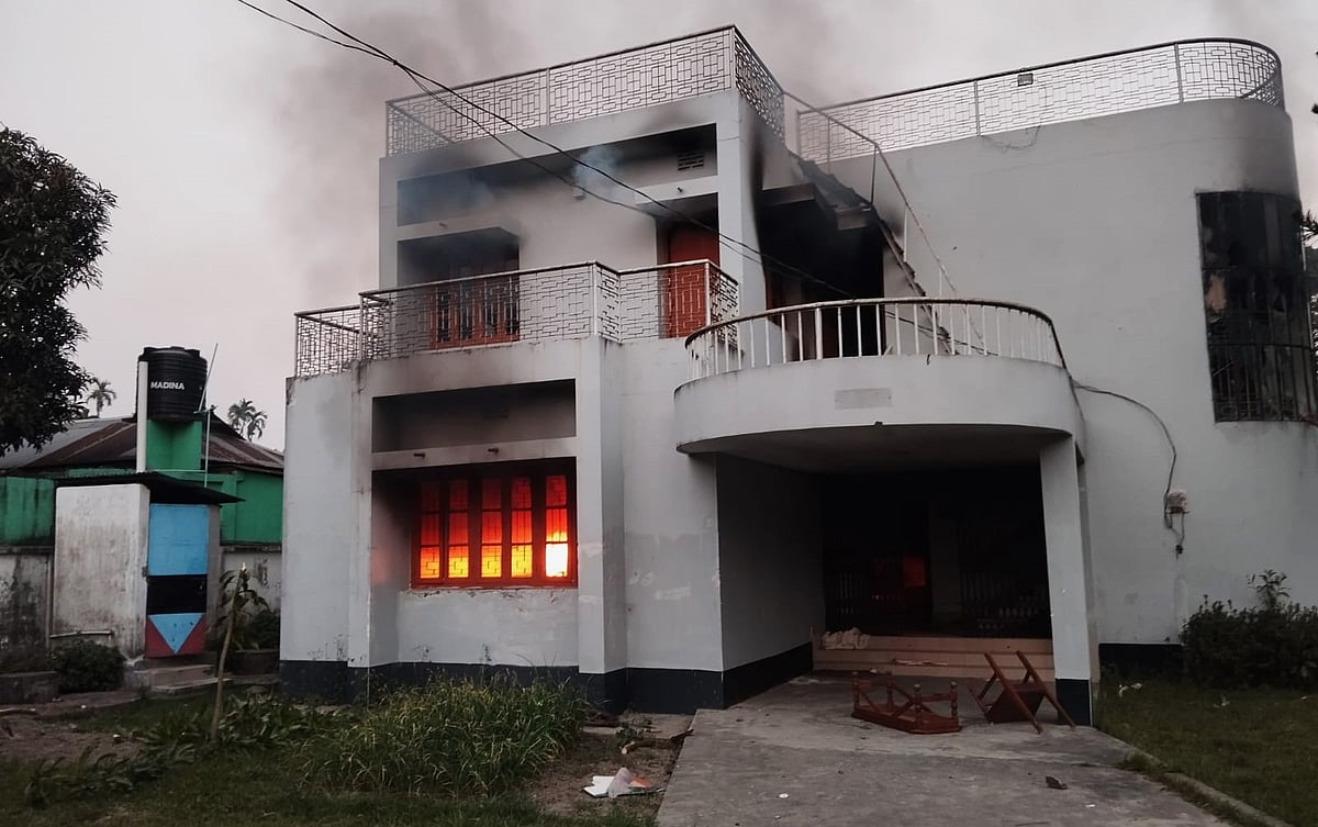 অভিনেত্রী মেহের আফরোজ শাওনের বাবার বাড়িতে ভাঙচুর করে আগুন দেওয়া হয়। আজ বৃহস্পতিবার সন্ধ্যার আগে জামালপুর সদর উপজেলার নরুন্দি এলাকায়