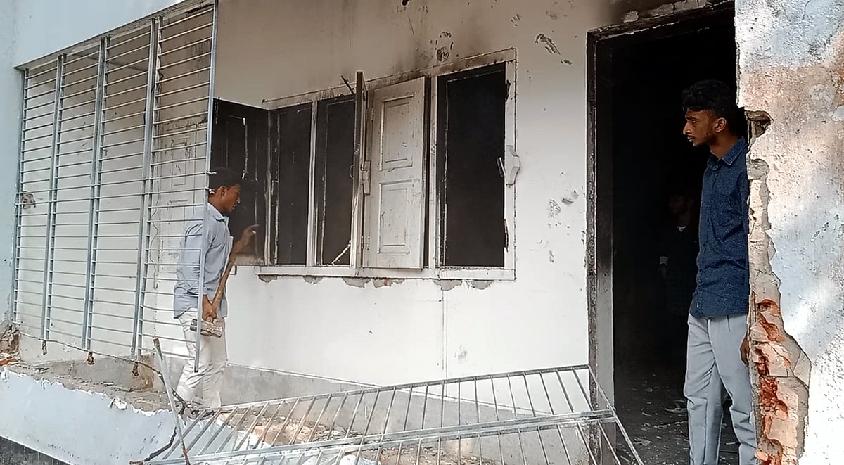 ঝালকাঠিতে আওয়ামী লীগের উপদেষ্টামণ্ডলীর সদস্য আমির হোসেন আমুর বাড়ি ভাঙচুর করছেন ছাত্র–জনতা। আজ বৃহস্পতিবার দুপুরে শহরের রোনালসে রোডে