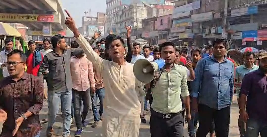 ঝুট ব্যবসার নিয়ন্ত্রণ নিয়ে সংঘর্ষের পর গাজীপুর মহানগরের বাসন থানা বিএনপির সভাপতি তানভীর সিরাজের পদত্যাগ চেয়ে বিক্ষোভ। গতকাল চান্দনা চৌরাস্তা এলাকায়