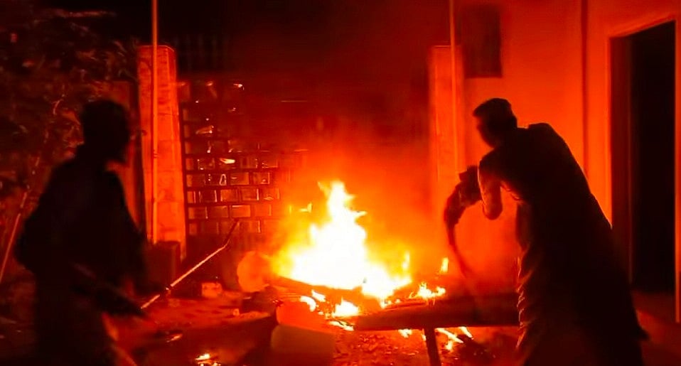 কিশোরগঞ্জে সাবেক রাষ্ট্রপতি মো. আবদুল হামিদের বাড়িতে ভাঙচুরের পর আগুন ধরিয়ে দেন বিক্ষুব্ধ ছাত্র জনতা। আজ বৃহস্পতিবার রাতে শহরের খড়মপট্টি এলাকায়