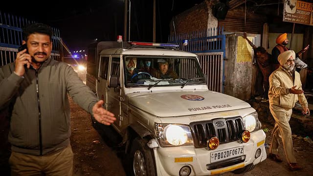নথিপত্রবিহীন ভারতীয় অভিবাসীদের নিয়ে মার্কিন সামরিক উড়োজাহাজ পাঞ্জাবের অমৃতসর আন্তর্জাতিক বিমানবন্দরে অবতরণ করার পর পুলিশের গাড়িতে করে তাঁদের নিয়ে যাওয়া হচ্ছে। ৫ ফেব্রুয়ারি ২০২৫