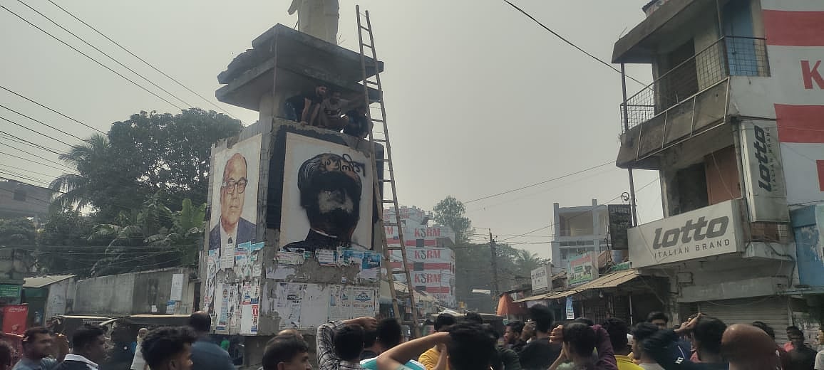 কিশোরগঞ্জের বাজিতপুরে সাবেক চার রাষ্ট্রপতির ম্যুরাল ভাঙচুর করা হয়েছে। আজ বৃহস্পতিবার দুপুরে বিক্ষুব্ধ জনতা ম্যুরালে ভাঙচুর চালান