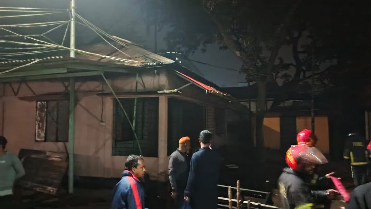 অগ্নিসংযোগের খবর পেয়ে ঘটনাস্থলে আসেন ফায়ার সার্ভিসের সদস্যরা। আজ বৃহস্পতিবার রাত ১০টার দিকে সিলেট নগরের পীরমহল্লা এলাকায়