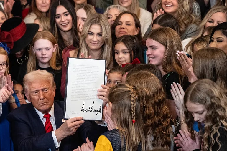হোয়াইট হাউসের ইস্ট রুমে নির্বাহী আদেশে সই করেন যুক্তরাষ্ট্রের প্রেসিডেন্ট ডোনাল্ড ট্রাম্প। ওয়াশিংটন, ৫ ফেব্রুয়ারি ২০২৫